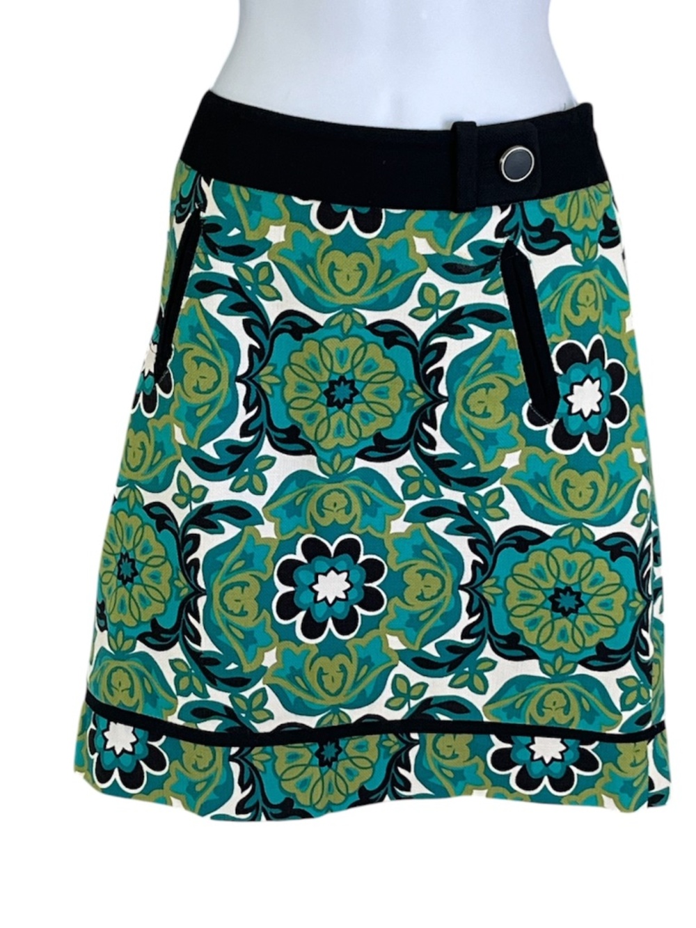 Like new Ann Taylor print A-line skirt in size 6P.